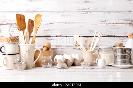 Backen Geschirr und Backwaren auf weißem Holz- Hintergrund. Selektive konzentrieren. Stockfoto
