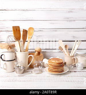 Kochen Pfannkuchen. Zutaten, Geschirr und Küchenutensilien für Pfannkuchen. Selektive konzentrieren. Stockfoto