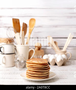 Kochen Pfannkuchen. Zutaten, Geschirr und Küchenutensilien für Pfannkuchen. Selektive konzentrieren. Stockfoto