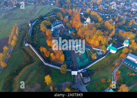 Ein Blick von der Höhe des Heiligen 1352 Pskovo-Pechersky Kloster im goldenen Herbst (luftbildaufnahmen). Pechory, Russland Stockfoto
