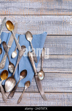 Vintage Besteck - Löffel, Gabeln und Messer auf einem alten Holz- Hintergrund. Selektive konzentrieren. Stockfoto
