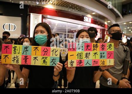 Hong Kong. 21. September 2019. Hong Kong Demonstranten hielten einen sitzen und singen Sitzung im Yoho Mall in Yuen Long zu 2 Monaten seit angebliche Triade Angriffe auf Yuen Long MTR Station Credit: David Coulson/Alamy leben Nachrichten Stockfoto