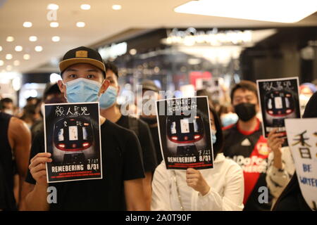 Hong Kong. 21. September 2019. Hong Kong Demonstranten hielten einen sitzen und singen Sitzung im Yoho Mall in Yuen Long zu 2 Monaten seit angebliche Triade Angriffe auf Yuen Long MTR Station Credit: David Coulson/Alamy leben Nachrichten Stockfoto