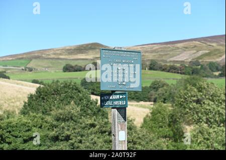 Ein Fußweg Zeichen in den Hügeln in der Nähe von Little Hayfield, Derbyshire Stockfoto