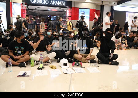 Hong Kong. 21. September 2019. Hong Kong Demonstranten hielten einen sitzen und singen Sitzung im Yoho Mall in Yuen Long zu 2 Monaten seit angebliche Triade Angriffe auf Yuen Long MTR Station Credit: David Coulson/Alamy leben Nachrichten Stockfoto