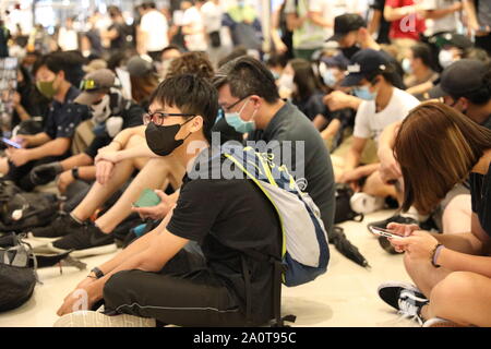 Hong Kong. 21. September 2019. Hong Kong Demonstranten hielten einen sitzen und singen Sitzung im Yoho Mall in Yuen Long zu 2 Monaten seit angebliche Triade Angriffe auf Yuen Long MTR Station Credit: David Coulson/Alamy leben Nachrichten Stockfoto