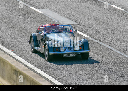 1999 90er Jahre Morgan Plus 8 Roadster 3946 ccm Benzin 4-Gang-Schaltgetriebe; UK Vehicular Traffic, Transport, moderne Sportwagen, südwärts auf der 3-spurigen Autobahn M6. Stockfoto