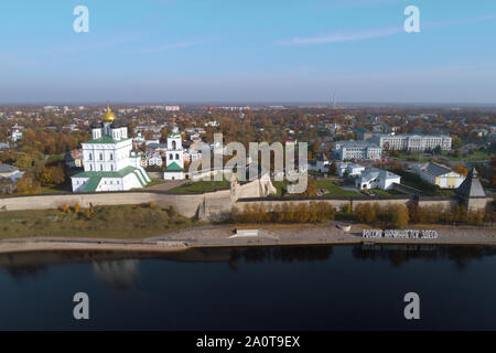 Pskow, Russland - Oktober 13, 2018: Panorama der historischen Zentrum von Pskow im goldenen Herbst Stockfoto