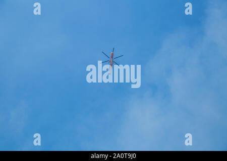 Stadt Moni Osiou Patapiou, Griechische Republik. Hubschrauber fliegt Feuer zu löschen. 14. Sept. 2019 Stockfoto