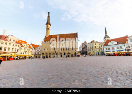 TALLINN, Estland - 22. APRIL 2019: Nur wenige Menschen gehen auf große Rathausplatz in der Altstadt von Tallinn, Estland im April 2019 Stockfoto