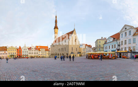 TALLINN, Estland - 22. APRIL 2019: Nur wenige Menschen gehen auf große Rathausplatz in der Altstadt von Tallinn, Estland im April 2019 Stockfoto