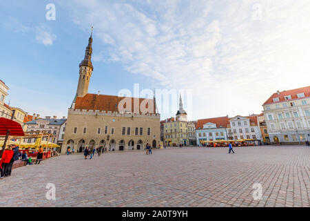 TALLINN, Estland - 22. APRIL 2019: Nur wenige Menschen gehen auf große Rathausplatz in der Altstadt von Tallinn, Estland im April 2019 Stockfoto