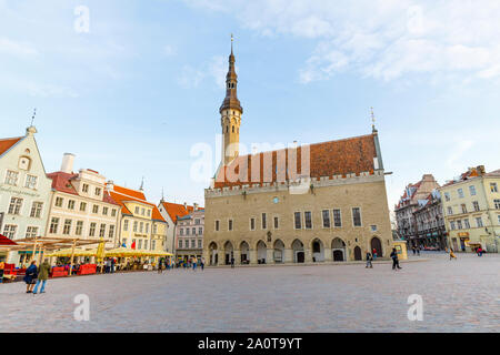 TALLINN, Estland - 22. APRIL 2019: Nur wenige Menschen gehen auf große Rathausplatz in der Altstadt von Tallinn, Estland im April 2019 Stockfoto