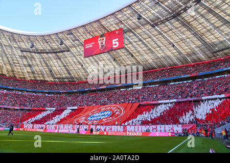 München, Deutschland. 21 Sep, 2019. Benjamin PAVARD, FCB 5 Fans Choreographie FC BAYERN MÜNCHEN - 1.FC Köln 4-0 - DFL-Bestimmungen verbieten die Verwendung von Fotografien als BILDSEQUENZEN und/oder quasi-VIDEO - 1. Deutsche Fussball Liga, München, 21. September 2019 Saison 2019/2020, Spieltag 05, FCB, München, Köln Quelle: Peter Schatz/Alamy leben Nachrichten Stockfoto