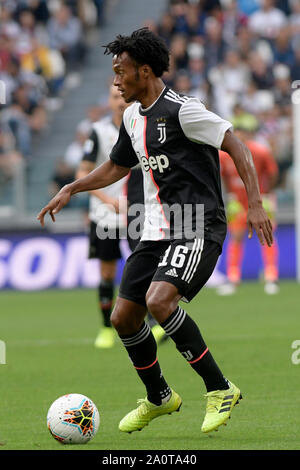 Verona, Italien. 21. September 2019; Allianz Stadion, Turin, Italien; Serie A Fußball, Juventus Football Club versus Associazione Calcio Chievo Verona; Juan Cuadrado von Juventus Turin am Ball Quelle: Aktion Plus Sport Bilder/Alamy leben Nachrichten Stockfoto