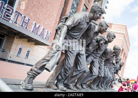 College Station, Texas, USA. 21 Sep, 2019. Eine Statue zu Ehren der 12. Mann ist vor der NCAA Football Spiel zwischen den Auburn Tiger und der Texas A&M Aggies am Kyle Feld in College Station, Texas gesehen. Prentice C. James/CSM/Alamy leben Nachrichten Stockfoto