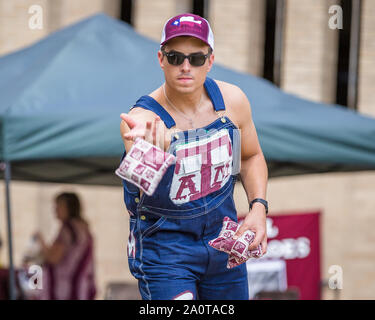 College Station, Texas, USA. 21 Sep, 2019. Ein Texas A&M Lüfter spielt cornhole Während tailgating vor der NCAA Football Spiel zwischen den Auburn Tiger und der Texas A&M Aggies am Kyle Feld in College Station, Texas. Prentice C. James/CSM/Alamy leben Nachrichten Stockfoto