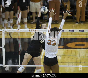 Austin, Texas, USA. 20 Sep, 2019. Texas A&M Aggies mittleren Blocker MALLORY TALBERT (12) Während ein NCAA Volleyball Spiel zwischen Texas und der Texas A&M in der Gregory Gymnasium in Austin, Texas, am 20. September 2019. Credit: Scott Coleman/ZUMA Draht/Alamy leben Nachrichten Stockfoto