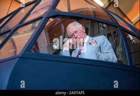 Oosterbeek, Niederlande. 21 Sep, 2019. Charles, Prinz von Wales bei der Airborne Memorial, das Airborne Museum Hartenstein in Oosterbeekl, am 21. September 2019, im Gespräch mit Veteran und Segelflieger Frank Ashley (94) im Cockpit einer Replikation Schieberegler Anlässlich der Gedenkfeiern in den Niederlanden markiert den 75. Jahrestag der Schlacht von Arnheim, Operation Market GardenCredit: Albert Nieboer/Niederlande/Point de Vue |/dpa/Alamy leben Nachrichten Stockfoto