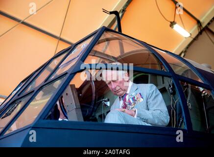 Oosterbeek, Niederlande. 21 Sep, 2019. Charles, Prinz von Wales bei der Airborne Memorial, das Airborne Museum Hartenstein in Oosterbeekl, am 21. September 2019, im Gespräch mit Veteran und Segelflieger Frank Ashley (94) im Cockpit einer Replikation Schieberegler Anlässlich der Gedenkfeiern in den Niederlanden markiert den 75. Jahrestag der Schlacht von Arnheim, Operation Market GardenCredit: Albert Nieboer/Niederlande/Point de Vue |/dpa/Alamy leben Nachrichten Stockfoto