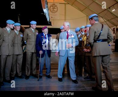 Oosterbeek, Niederlande. 21 Sep, 2019. Charles, Prinz von Wales bei der Airborne Memorial, das Airborne Museum Hartenstein in Oosterbeekl, am 21. September 2019, im Gespräch mit Veteran und Segelflieger Frank Ashley (94) im Cockpit einer Replikation Schieberegler Anlässlich der Gedenkfeiern in den Niederlanden markiert den 75. Jahrestag der Schlacht von Arnheim, Operation Market GardenCredit: Albert Nieboer/Niederlande/Point de Vue |/dpa/Alamy leben Nachrichten Stockfoto