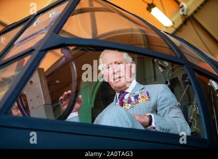 Oosterbeek, Niederlande. 21 Sep, 2019. Charles, Prinz von Wales bei der Airborne Memorial, das Airborne Museum Hartenstein in Oosterbeekl, am 21. September 2019, im Gespräch mit Veteran und Segelflieger Frank Ashley (94) im Cockpit einer Replikation Schieberegler Anlässlich der Gedenkfeiern in den Niederlanden markiert den 75. Jahrestag der Schlacht von Arnheim, Operation Market GardenCredit: Albert Nieboer/Niederlande/Point de Vue |/dpa/Alamy leben Nachrichten Stockfoto