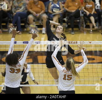 Austin, Texas, USA. 20 Sep, 2019. Texas A&M Aggies mittleren Blocker MALLORY TALBERT (12) Während ein NCAA Volleyball Spiel zwischen Texas und der Texas A&M in der Gregory Gymnasium in Austin, Texas, am 20. September 2019. Credit: Scott Coleman/ZUMA Draht/Alamy leben Nachrichten Stockfoto