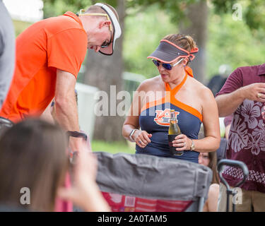 College Station, Texas, USA. 21 Sep, 2019. Ein Auburn Tiger fan Heckklappen vor der NCAA Football Spiel zwischen den Auburn Tiger und der Texas A&M Aggies am Kyle Feld in College Station, Texas. Prentice C. James/CSM/Alamy leben Nachrichten Stockfoto