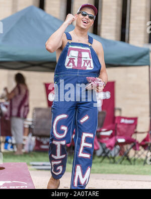 College Station, Texas, USA. 21 Sep, 2019. Ein Texas A&M Lüfter spielt cornhole Während tailgating vor der NCAA Football Spiel zwischen den Auburn Tiger und der Texas A&M Aggies am Kyle Feld in College Station, Texas. Prentice C. James/CSM/Alamy leben Nachrichten Stockfoto