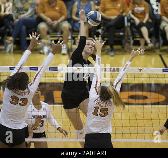 Austin, Texas, USA. 20 Sep, 2019. Texas A&M Aggies mittleren Blocker MALLORY TALBERT (12) Während ein NCAA Volleyball Spiel zwischen Texas und der Texas A&M in der Gregory Gymnasium in Austin, Texas, am 20. September 2019. Credit: Scott Coleman/ZUMA Draht/Alamy leben Nachrichten Stockfoto