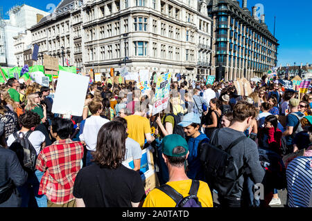 20. September 2019, London, UK-Masse mit Schildern und Plakaten im Parlament Square Garden stehend, das globale Klima Streik in Westminster Stockfoto