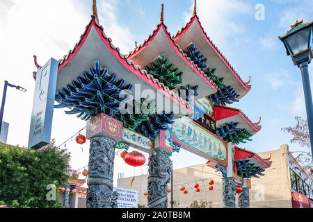 Los Angeles, Kalifornien, USA. Juni 1, 2019. LA Chinatown Gate, chinesisch Papierlaternen Dekoration Stockfoto