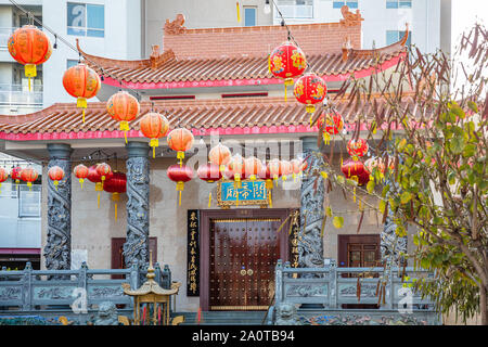 Los Angeles, Kalifornien, USA. Juni 1, 2019. LA Chinatown traditionelles Gebäude Fassade mit roten Lampions dekoriert Stockfoto