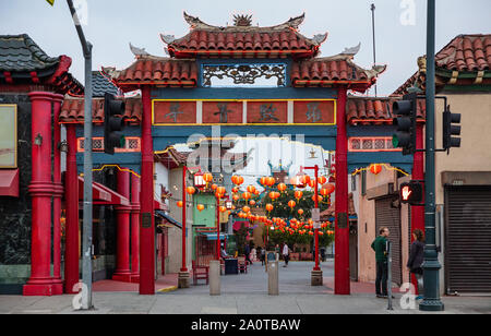 Los Angeles, Kalifornien, USA. Juni 1, 2019. LA Chinatown Gate, chinesisch Papierlaternen Dekoration Stockfoto