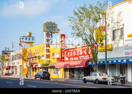 Los Angeles, Kalifornien, USA. Juni 1, 2019. LA Chinatown Street, Stores mit kommerziellen Zeichen und Werbetafeln in der chinesischen Stockfoto