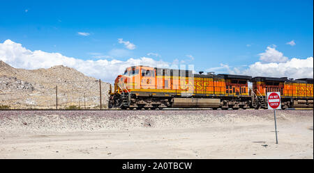 Kalifornien USA. 30. Mai 2019. Fracht BNSF train in Kalifornien Landschaft, Wüste, Hintergrund, Panoramaaussicht, sonniger Frühlingstag Stockfoto