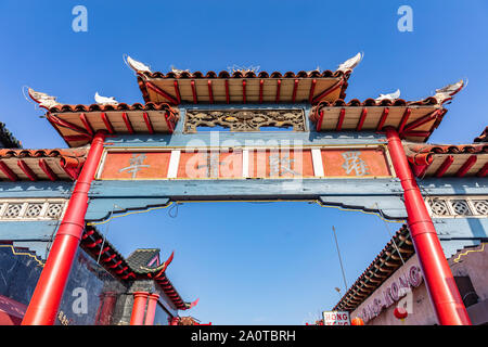 Los Angeles, Kalifornien, USA. Juni 1, 2019. LA Chinatown Gate, blau klar Himmel Hintergrund, Low Angle View Stockfoto