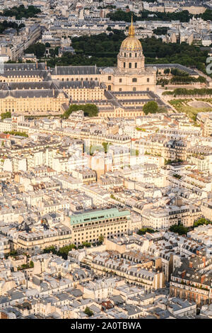 Aus der Vogelperspektive Schatten des Eiffelturms in Paris City Blocks Stockfoto