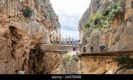 Gehwege und die Klippen von Caminito del Rey, Malaga, Andalusien, Spanien 24. April 2019 Stockfoto