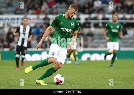 Newcastle, UK. 21 Sep, 2019. Brighton & Hove Albion Adam Webster beim Premier League Spiel zwischen Newcastle United und Brighton und Hove Albion am St. James's Park, Newcastle am Samstag, den 21. September 2019. (Credit: Steven Hadlow | MI Nachrichten) das Fotografieren dürfen nur für Zeitung und/oder Zeitschrift redaktionelle Zwecke verwendet werden, eine Lizenz für die gewerbliche Nutzung Kreditkarte erforderlich: MI Nachrichten & Sport/Alamy leben Nachrichten Stockfoto