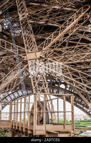 Detailansicht der großen Riemenscheibe und Kabel und falsche Bügeleisen Frames der Eiffelturm Stockfoto