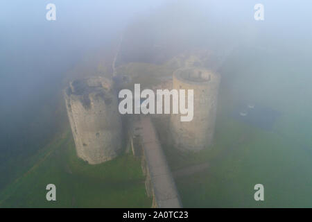 Türme der Festung Koporye im Morgennebel. Region Leningrad, Russland Stockfoto