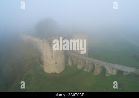 Blick auf die Festung Koporye im dichten Morgennebel. Koporye, Leningrad Region Stockfoto