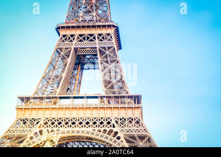 Eiffelturm Mittelteil über blauen Himmel, Paris, Frankreich. Vintage, retro style, getönt Stockfoto