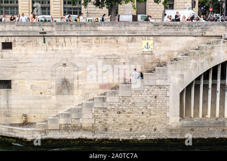 Menschen zu Fuß entlang der Seine in Paris. Stockfoto