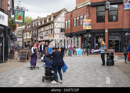 Menschen und Shopping in Peascod Street, Windsor, Berkshire, England Stockfoto