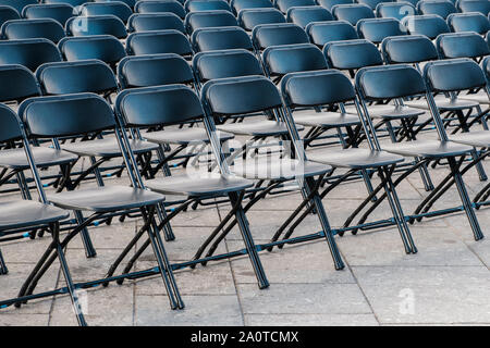 Reihen von Klappstühle, leere Sitze zum Ereignis - Stuhl Zeile Stockfoto