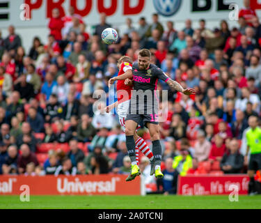 15.September 2019, Oakwell, Barnsley, England; Sky Bet Meisterschaft Fußball, Barnsley gegen Leeds United; Stuart Dallas (15) von Leeds United springt auf den hohen Ball Credit: Craig Milner/News Bilder der Englischen Football League Bilder unterliegen DataCo Lizenz zu gewinnen. Stockfoto