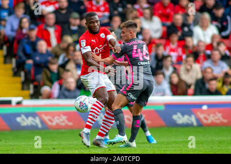 15.September 2019, Oakwell, Barnsley, England; Sky Bet Meisterschaft Fußball, Barnsley gegen Leeds United; Dimitri Cavare (12) Barnsley und Jamie Shackleton (46) von Leeds United konkurrieren um die Kugel Credit: Craig Milner/News Bilder der Englischen Football League Bilder unterliegen dem DataCo Lizenz Stockfoto