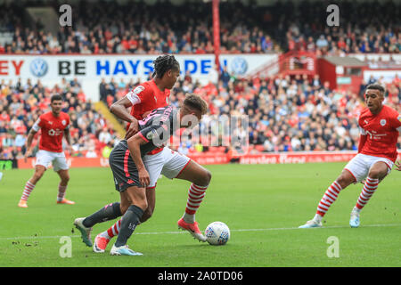 15.September 2019, Oakwell, Barnsley, England; Sky Bet Meisterschaft Fußball, Barnsley gegen Leeds United; Toby Sibbick (21) Barnsley löscht den Ball wie Jamie Shackleton (46) von Leeds United drücke Credit: Mark Cosgrove/News Bilder der Englischen Football League Bilder unterliegen DataCo Lizenz Stockfoto